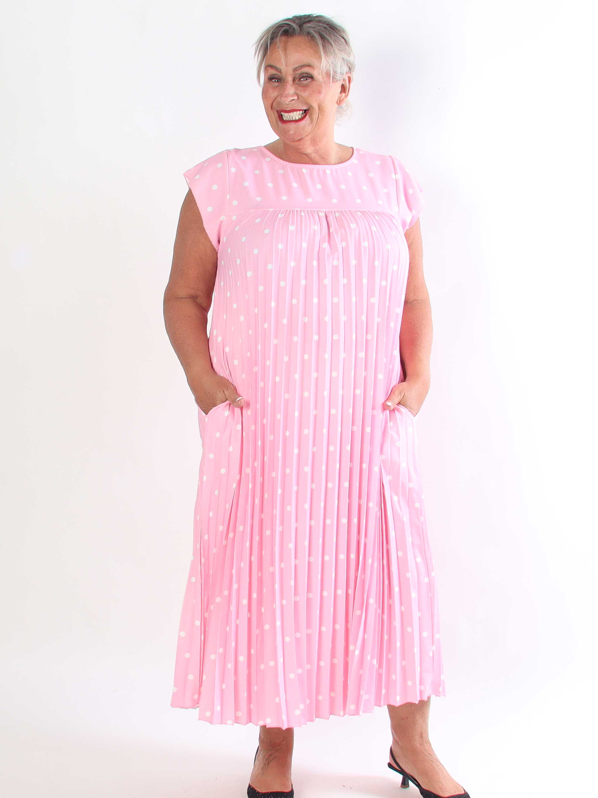 Nancy Dot - Lang plisseret plus size kjole med prikker og lommer